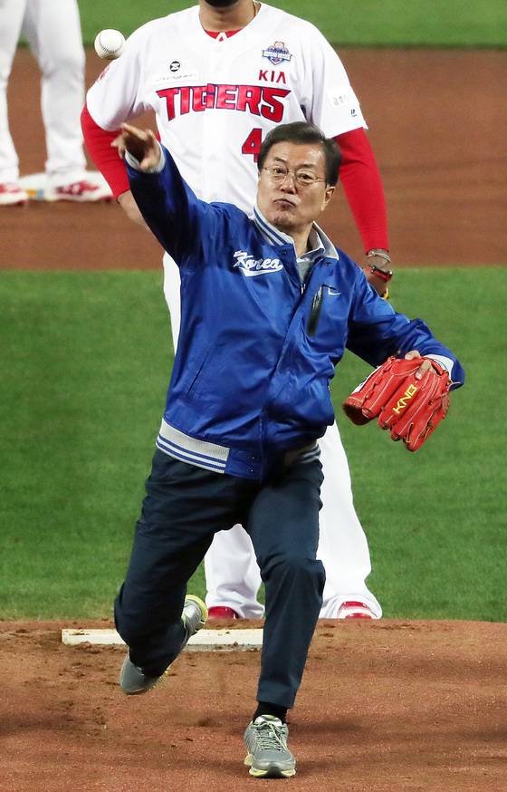 문재인 대통령이 광주 기아 챔피언스필드에서 열린 '2017 타이어뱅크 프로야구 포스트시즌' 한국시리즈 1차전 시구를 하고 있다. /사진=뉴스1