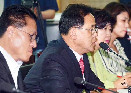 지난해 6월 8일 전남도교육청에서 새누리당 민생혁신특별위원회의 여교사 성폭행 피해 현장 간담회가 열린 가운데 이명수 위원장이 인사말을 하고 있다. 뉴시스