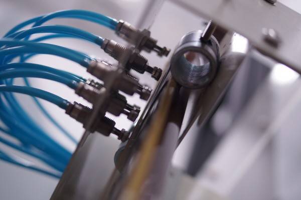 ‘재즈메카트로니카’ 자동 연주 로봇 어쿠스틱기타 파트. 사진=이모션웨이브아츠 제공