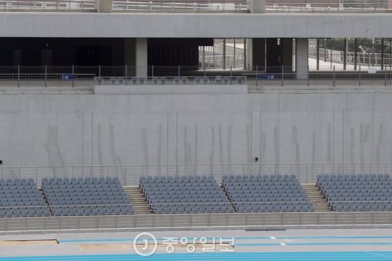 인천 아시아드 주경기장 내부. 가변석을 철거한 뒤 외벽 칠이 벗겨져 휑한 모습이다. 인천=김경록 기자