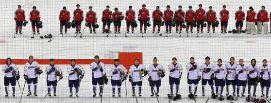 지난 2월 강릉하키센터에서는 국제아이스하키연맹(IIHF) 여자 세계선수권 디비전II 그룹A 대회가 열렸다. 이 대회에서 한국(아래)과 북한 대표팀이 맞대결을 펼쳤다. [중앙포토]