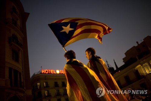바르셀로나에서 카탈루냐 깃발을 흔들고 있는 카탈루냐 독립 찬성 진영의 시민들 [AP=연합뉴스]