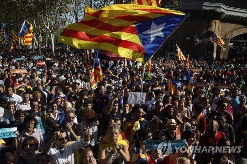 카탈루냐 의회가 독립선포안을 가결한 27일 바르셀로나 중심가에 카탈루냐 깃발을 들고 운집한 군중 [AP=연합뉴스]