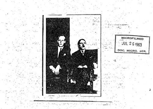 최근 기밀해제된 미국 CIA 정보원 문서에는 히틀러가 1955년에도 콜럼비아에서 생존해있었다는 증언과 함께 한장의 사진을 공개했다. 사진은 1954년 콜럼비아에서 촬영된 것으로 추정되며 사진 우측의 인물이 히틀러로 추정되는 인물이다. 좌측은 독일 SS대원. [사진 미국 CIA 기밀문서 자료(https://goo.gl/iPvHX6)]