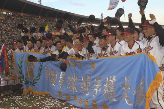 1997년 한국시리즈에서 LG를 꺾고 우승을 차지한 해태 선수들이 그라운드에서 사진을 찍고 있다. 중앙포토