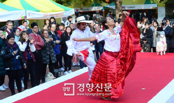 지난해 서울 고려대학교에서 열린 외국인학생축제에서 유학생들이 자국의 전통춤을 추고 있다. 경향신문 자료사진