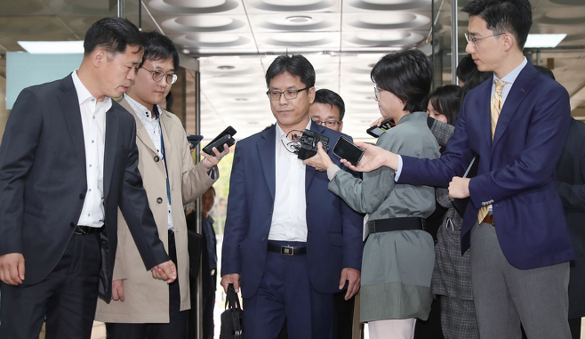 허현준 전 행정관이 10월18일 구속 전 피의자심문(영장실질심사)을 위해 서울중앙지법으로 들어서고 있다. © 연합뉴스