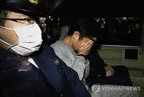 (도쿄 AFP=연합뉴스) 전날 일본 가나가와 현 자마 시의 한 아파트에서 9구의 시신 일부가 발견된 가운데, 용의자로 체포된 27세 남성 시라이시 다카히로(가운데)가 1일(현지시간) 도쿄의 경찰서에서 검찰로 이송되는 차량 안에 앉아 얼굴을 두 손으로 감싸고 있다. 이 용의자는 조사과정에서 지난 2개월간 9명 전원을 살해했다고 진술해 일본 열도가 경악하고 있다. lkm@yna.co.kr
