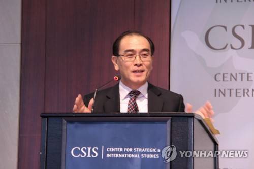 (워싱턴=연합뉴스) 강영두 특파원 = 지난해 한국에 망명한 후 처음 미국을 방문한 태영호 전 영국 주재 북한 공사는 "평화적인 방법으로 한반도의 항구적인 평화를 이뤄야 한다"고 말했다. 태 전 공사는 지난달 31일(현지시간) 워싱턴DC 전략국제문제연구소(CSIS)에서 '내부자가 본 북한'을 주제로 한 강연에서 "북한은 변화의 대상이지 파고의 대상이 아니다"면서 이같이 말했다. 사진은 태 전 공사가 강연하는 모습. 2017.11.1 k0279@yna.co.kr