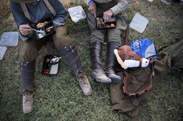 역사애호가와 기마부대의 후손들이 이스라엘 베르셰바에서 100년 전에 있었던 영국과 ANZAC기마부대가 터키군대에 승리한 전투를 기념하며 당시의 여정을 재현하고 있다. AP 연합뉴스