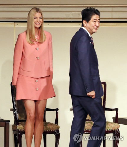 '국제여성회의'에 참석한 아베 총리와 이방카 트럼프 백악관 선임고문 [AP=연합뉴스 자료사진]