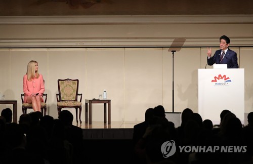 3일 도쿄에서 열린 '국제여성회의(WAW) 2017'에서 연설하고 있는 일본 아베 총리(오른쪽)와 연설을 지켜보고 있는 이방카 트럼프 백악관 선임고문 [AFP=연합뉴스 자료사진]