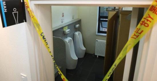 6일 오후 변창훈 서울고검 검사가 영장실질심사를 앞두고 투신한 서울 서초구의 변호사 사무실 건물 화장실에 출입이 통제되고 있다. 뉴시스