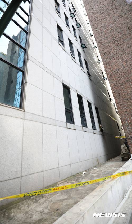 【서울=뉴시스】권현구 기자 = 6일 오후 국가정보원 댓글수사를 방해한 혐의를 받는 변창훈 서울고검 검사가 영장실질심사를 앞두고 투신한 서울 서초구의 변호사 사무실 건물의 출입이 통제되고 있다. 2017.11.06. stoweon@newsis.com