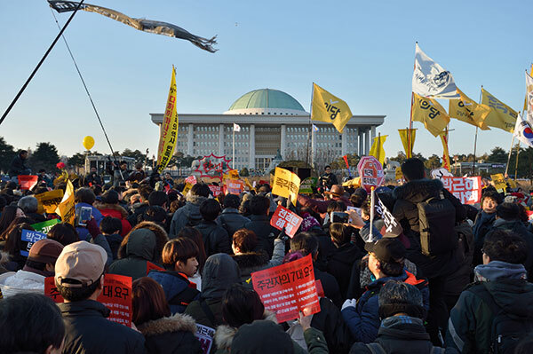ⓒ시사IN 조남진 지난해 12월9일 박근혜 대통령 탄핵이 가결되자 국회 앞에 집결해 있던 시민들이 기뻐하고 있다.