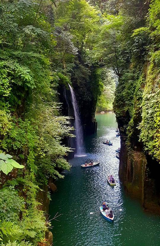 일본 미야자키현의 다카치호 협곡. 다카치호 협곡은 미야자키현뿐만 아니라 규슈 지방을 통틀어서도 손꼽히는 관광지다. 화산이 폭발해 용암이 뒤덮인 대지 위를 물길이 파내서 협곡을 이뤘다. 폭포가 쏟아지는 비밀스러운 느낌의 협곡 아래에서 관광객들이 배를 띄워놓고 풍류를 즐기고 있다.