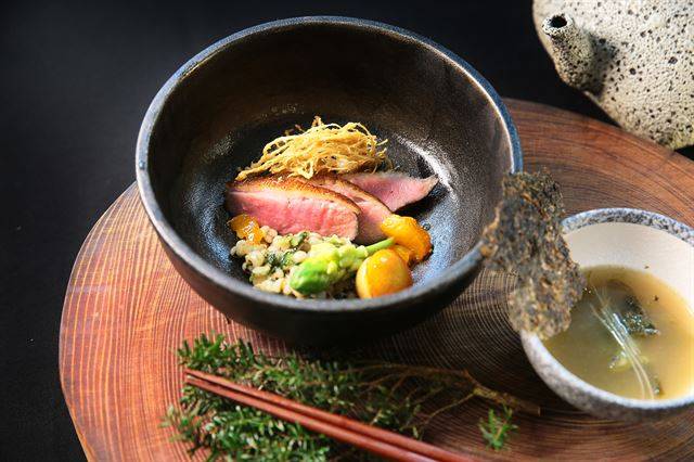 심사위원 만장일치로 우승자로 선정된 대만 쯔양천 영 셰프의 요리. 오리 가슴부위를 주 재료로 고구마, 율무, 파 등 대만 음식에서 즐겨 쓰이는 재료를 사용했다. 심사위원들은 대만의 맛과 전통적인 재료를 혼합해 단순하면서도 숙련된 요리 기법을 선보였다고 평가했다.