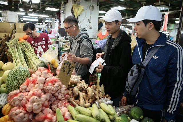 타이페이 재래시장에서 현지 식재료를 구입하는 강민성 영 셰프(오른쪽에서 두번째).