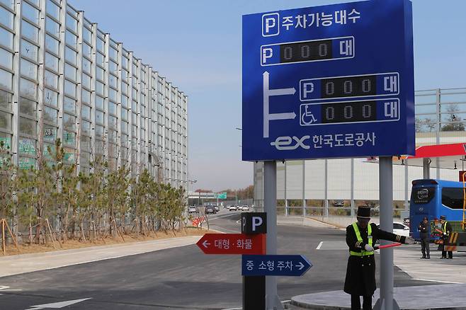 휴게소 입구에 주차가능 대수를 알려주는 전광판이 설치되어 있다. 개장 첫 날 준비부족인지 제대로 작동하지 않았다. 신인섭 기자