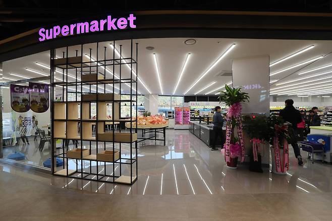 휴게소 3층에 마련된 슈퍼마켓형 편의점. 신인섭 기자