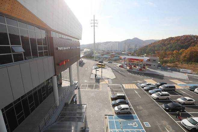 판교 방면 고속도로에서 들어온 뒤 휴게소 위에서 내려다 본 주차장과 주유소. 그 사이에 버스 환승정류장이 있다. 신인섭 기자