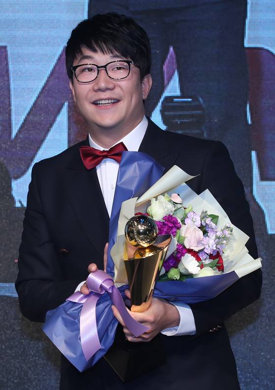 꽃다발 받은 양현종 (서울=연합뉴스) 임헌정 기자 = KIA 양현종이 6일 오후 서울 강남구 삼성동 코엑스 인터컨티넨탈 호텔에서 열린 2017 타이어뱅크 KBO 시상식에서 MVP로 선정된 뒤 소감을 밝히며 웃음짓고 있다. 2017.11.6 kane@yna.co.kr (끝) <저작권자(c) 연합뉴스, 무단 전재-재배포 금지>
