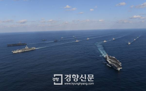 동해상에서 연합훈련 중인 한·미 해군. 미 해군 항공모함은 첫번째열 왼쪽부터 니미츠함(CVN-68), 로널드레이건함(CVN-76), 루즈벨트함(CVN-71). 두번째열 제일 왼쪽이 우리 해군 이지스구축함 서애류성룡함, 제일 오른쪽이 세종대왕함/해군 제공.