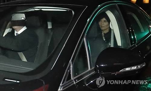 (런던 AFP=연합뉴스) 프리티 파텔 영국 국제개발부 장관이 8일(현지시간) 런던의 다우닝가 10번지(총리관저)를 떠나고 있다. 지난 1일 마이클 팰런 국방장관이 성희롱 추문으로 사임한 데 이어 이날 파텔장관이 이스라엘 관리들과의 비밀회동으로 사임, 그렇지 않아도 각료들의 각종 스캔들과 집권당 내부 분열로 '무정부 상태'라는 비판을 받는 테리사 메이 총리 내각이 혼란에 빠져들고 있다. ymarshal@yna.co.kr