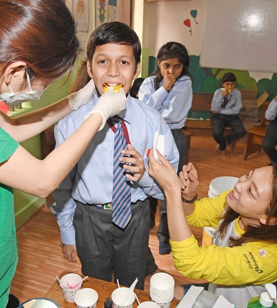 연세대 치과 의료진이 아이들의 치아를 검진하며 봉사활동을 펼치고 있다. 공항사진기자단
