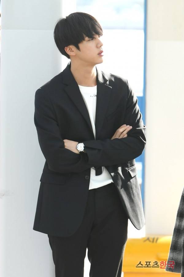 '아메리칸 뮤직 어워즈' 참석차 인천국제공항을 통해 미국 로스앤젤레스로 출국하고 있는 방탄소년단(BTS) 진. 사진=장동규 기자 jk31@hankooki.com