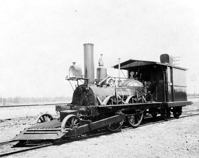 1831년 9월 15일 미국 뉴저지에서 처음 운행된 영국 목탄 증기기관차 'JOHN BULL'.1981년 기차 탄생 150주년을 기념하여 스미스 소니언 협회가 세계에서 가장 오래된 작동 가능한 증기 기관차로 선정한 바 있다. [사진 기차왕국박물관]