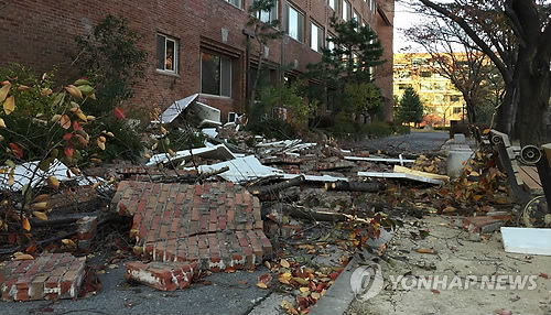 (포항=연합뉴스) 김용태 기자 15일 포항에서 발생한 지진으로 한동대 외벽이 크게 떨어져 나갔다. 2017.11.15      yongtae@yna.co.kr