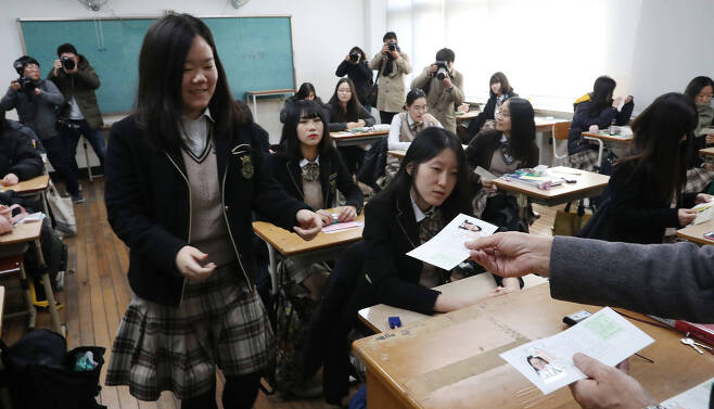 서울 마포구 서울여고에서 선생님이 수험생들에게 수험표를 배부하고 있다. 우상조 기자
