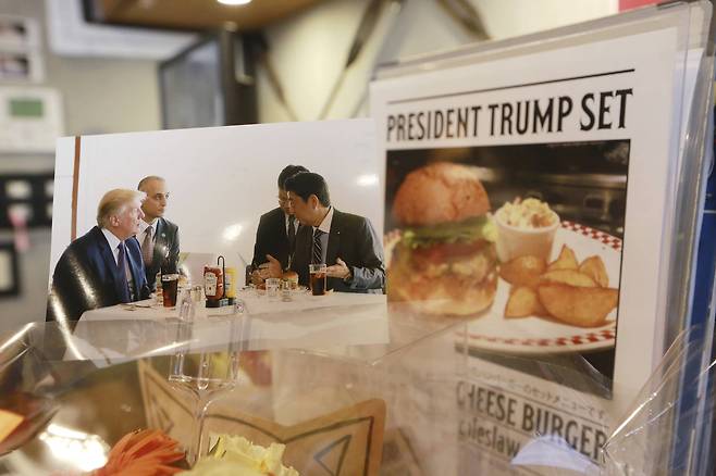 트럼프 대통령 햄버거 세트를 알리기 위해 햄버거 오찬을 함께 하는 미·일 정상 사진을 매장 안에 비치해 놓았다. [AP=연합뉴스]