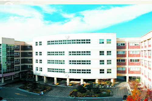 부산발 혁신학교인 '다행복학교'로 운영되고 있는 만덕고등학교.