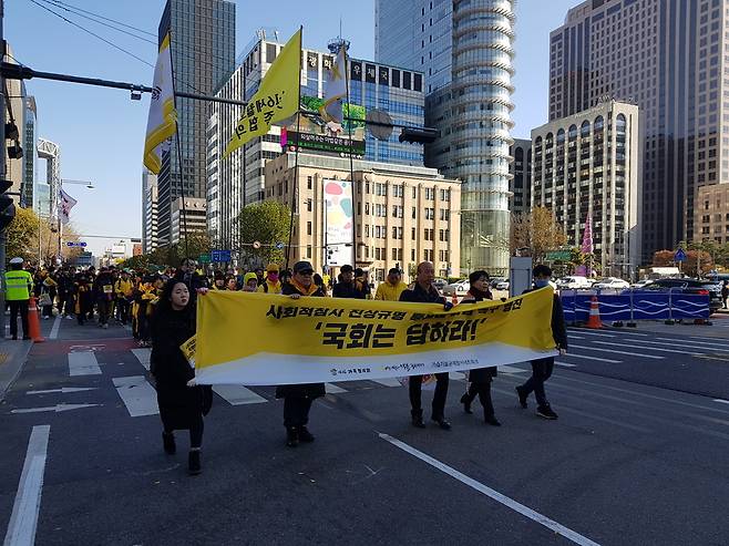 18일 서울 종로구 광화문광장에 모인 500여명의 시민들이 ‘사회적 참사법’ 입법을 촉구하기 위해 국회쪽으로 8㎞를 행진했다. 사진 이지혜 기자.