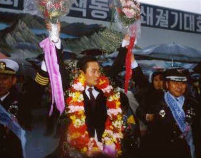 1983년 4월 14일 서울 여의도에서 열린 귀순환영대회에서 이웅평씨가 꽃다발을 들고 있다. 한국일보 자료사진.