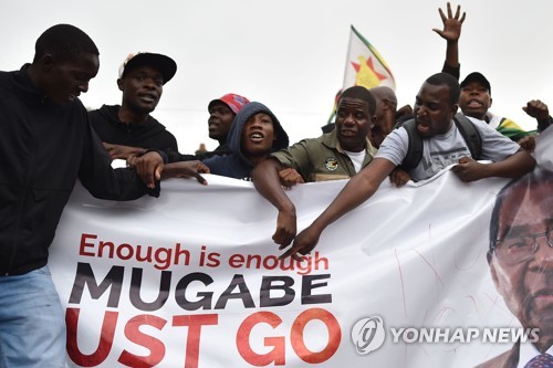 "할 만큼 했다, 무가베는 퇴진해야" 짐바브웨서 시위 [AFP=연합뉴스]