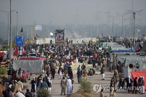 18일 파키스탄 수도 이슬라마바드에서 강경 이슬람주의자들이 도로를 점거하고 법무장관 해임을 요구하며 농성하고 있다.[AFP=연합뉴스 자료사진]