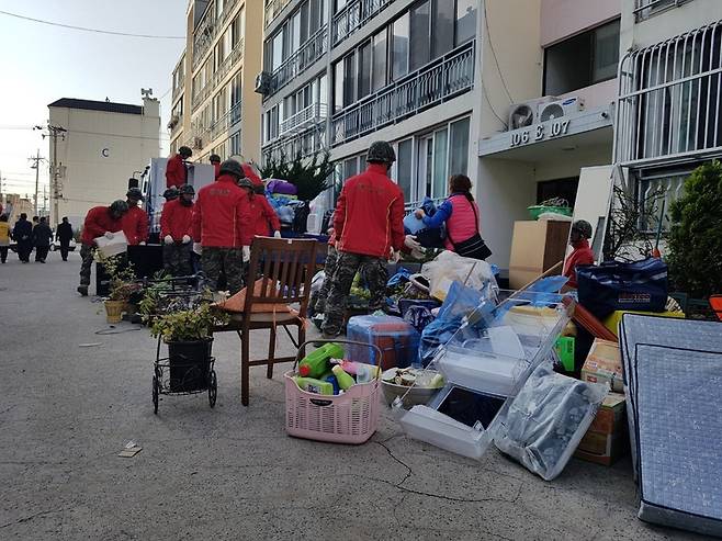 18일 오후 3시 경북 포항 북구 흥해읍 마산리 대성아파트 E동 입구 앞에 주민들의 살림살이가 가득 쌓여있다.