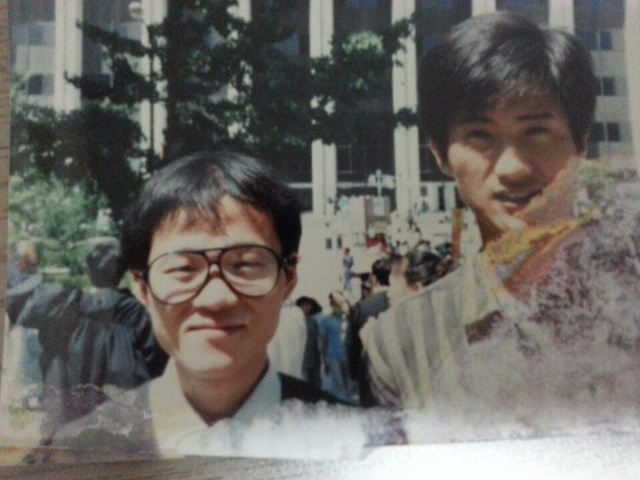 연세대 신학과 동기였던 배우 우현씨와 함께 찍은 사진. 우현씨의 졸업식(1999년)에서. 안내상 제공