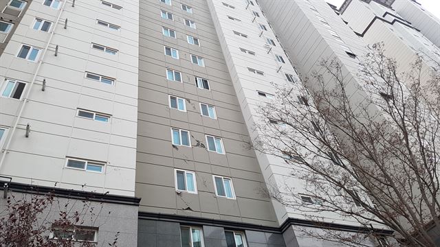 경북 포항 한 아파트 외벽이 지진으로 금이 가 있다. 포항=김정혜기자 kjh@hankookilbo.com