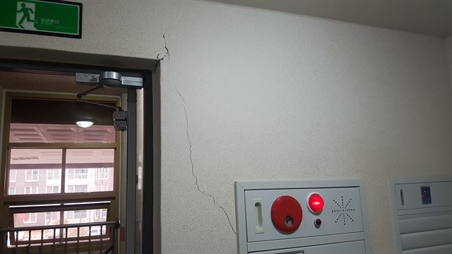 경북 포항 한 아파트 내부 벽이 지진으로 금이 가 있다. 포항=김정혜기자 kjh@hankookilbo.com