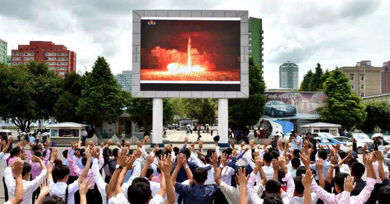 북한 미사일 발사실험 이후 광장에서 환호하는 이들. [연합뉴스]