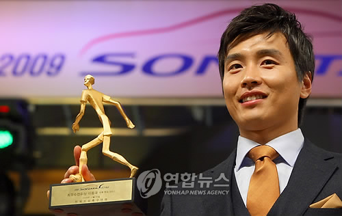 2009년 시즌 첫 우승을 차지한 뒤 올해의 선수에 선정된 전북 현대의 이동국이 MVP 트로피를 들고 활짝 웃고 있는 이동국 모습. [연합뉴스 자료사진]