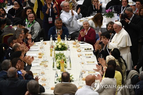 19일(현지시간) 미사에 참석한 가난한 사람들과의 점심식사 장소에 도착한 프란치스코 교황[AFP=연합뉴스]
