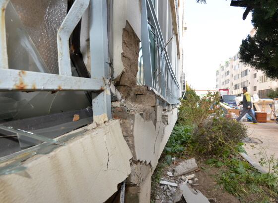 경북 포항시 남북부지역 의용소방대원들이 18일 오후 지진으로 붕괴 위험이 있는 북구 흥해읍 대성 아파트에서 이재민들의 짐을 밖으로 옮기고 있다. /사진제공=뉴스1