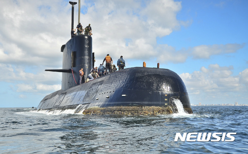 【부에노스아이레스=AP/뉴시스】정확한 날짜가 확인되지 않은 사진으로 아르헨티나 해군 소속 잠수함인 ARA 산후안 호가 부에노스아이레스 항에 정박해 있다. 산후안 호는 15일을 마지막으로 교신이 끊긴 상태다. 2017.11.20
