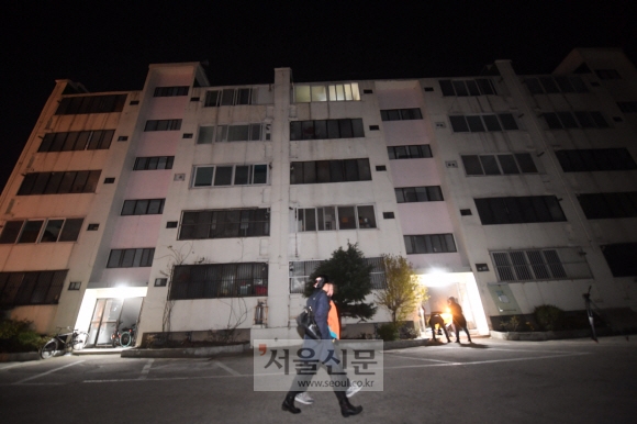 불 꺼진 아파트  - 지난 15일 발생한 지진으로 주민들이 모두 빠져나간 경북 포항시 흥해읍 대성아파트가 불이 꺼진 채 을씨년스럽게 남겨져 있다.포항 정연호 기자 tpgod@seoul.co.kr