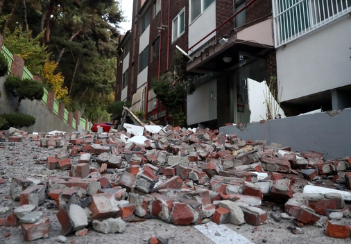 지난 15일 경북 포항 북구에서 발생한 지진으로 포항의 한 다세대주택 외벽이 무너졌다. /연합뉴스 제공